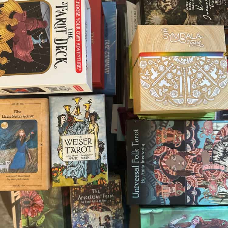 Cum să reduci colecția ta de cărți de Tarot